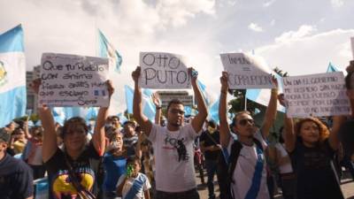 Cientos de guatemaltecos volvieron a darle la espalda al presidente Otto Pérez Molina al exigir hoy su renuncia.