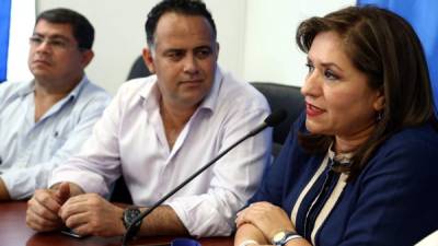 El alcalde Armando Calidonio y la presidenta del Comité Central, Gladis Aurora López, en conferencia de prensa .