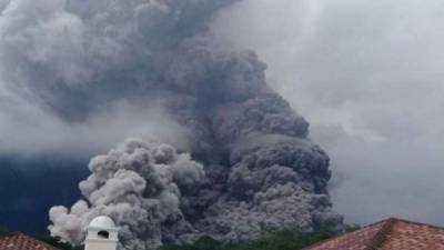 Esta es la segunda erupción del volcán de Fuego en lo que va del año, según medios locales./Foto: Twitter.