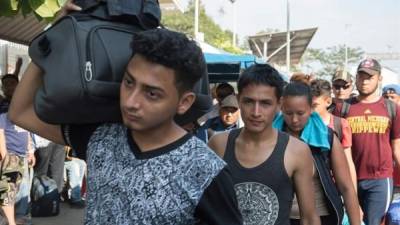 Integrantes de la caravana migrante procedente de Honduras hacen fila en el municipio de Suchiate en Chiapas (México). EFE