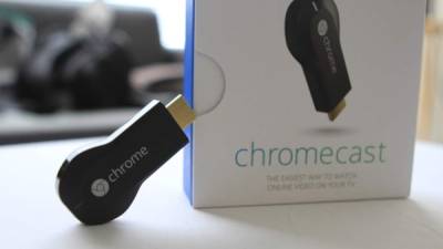 El chromecast permite ver el contenido de la computadora en la pantalla del televisor.