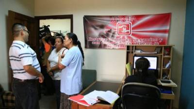 Los empleados del Ihnfa en San Pedro Sula piden que se les pague todos sus derechos.
