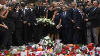 El rey Felipe VI y su esposa, la reina Letizia, llegaron ayer por la tarde a Las Ramblas para ofrecer un arreglo floral por las víctimas. También visitaron varios hospitales de Barcelona. afp