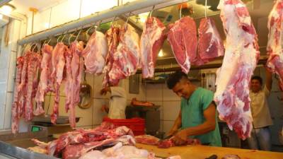 El pollo y el cerdo no han tenido incrementos en sus precios, aseguran vendedores del Dandy. Foto: Yoseph Amaya.