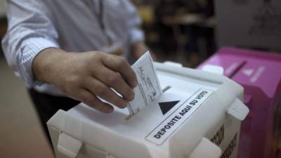 GRA188. TEGUCIGALPA (HONDURAS), 24/11/2013.- Un hombre deposita su voto en un colegio electoral de Tegucigalpa, Honduras, hoy 24 de noviembre de 2013, con motivo de las elecciones generales en este país centroamericano que definirán si continúa el bipartidismo tradicional o llega por primera vez la izquierda al poder. EFE/Saul Martinez