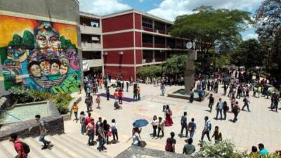 Alumnos en el campus de Ciudad Universitaria.