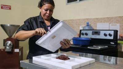 Una mujer prepara una muestra de chocolate.