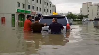 Las inusuales lluvias torrenciales en <b>Dubái</b> provocaron inundaciones en las modernas autopistas y caos en el aeropuerto el miércoles, después de que una tormenta provocara un récord de precipitaciones.