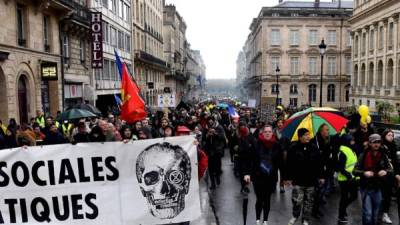 En algunas zonas, grupos violentos que se infiltran en las protestas, se enfrentaron a las fuerzas del orden, lanzaron adoquines, incendiaron contenedores de basuras y volcaron vehículos.