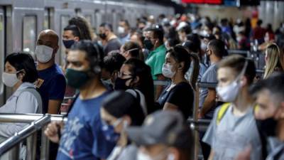 Pasajeros son vistos mientras usan tapabocas como precaución, contra la propagación del nuevo coronavirus, en la estación de metro de Sé en el centro de Sao Paulo (Brasil). EFE/Sebastião Moreira/Archivo