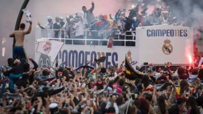 Impresionante celebración del Real Madrid con sus aficionados en las calles de Madrid. Foto AFP