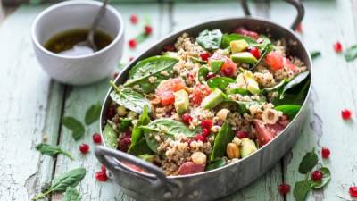 La quinoa es un súper alimento, lo puede acompañar con verduras y carne.