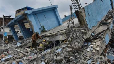 Destrucción en las ciudades más afectadas por el terremoto dan la sensación de una zona de guerra bombardeada, afirman testigos y autoridades ecuatorianas. Fotos: AFP