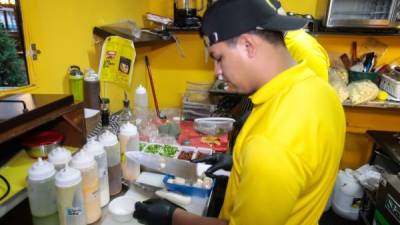 Empleados de un negocio de comida en un Food Truck de la ciudad. Foto: Archivo.