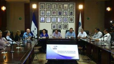 Pedro Barquero, Vilma Morales, Guillermo Kattán, Omar Rivera y German Leitzelar durante la reunión ayer en la Cámara de Comercio. Foto: Melvin Cubas.