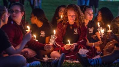 Miles de personas participan en la vigila en recuerdo de las 17 víctimas mortales de la matanza perpetrada este miércoles por Nikolas Cruz en la escuela secundaria Marjory Stoneman Douglas este jueves 15 de febrero de 2018, en Pine Trails Park, Parkland, Florida (EE.UU.). EFE