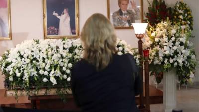 En un ambiente místico fue velado este miércoles en una funeraria en San Juan el famoso astrólogo puertorriqueño Walter Mercado.