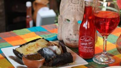 Uno de los platillos emblemáticos de la cocina santarrosense es la chanchita horneada, que dejó como legado doña Olimpia, ya fallecida. Es un manjar de los dioses lencas.