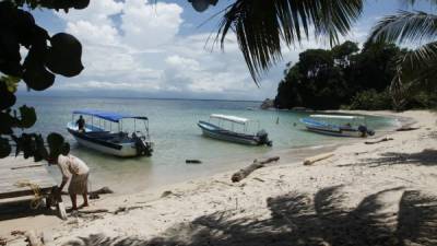 Las embarcaciones llegan primero a las playas La Bolsa y Cocalito por el lado de Tela.