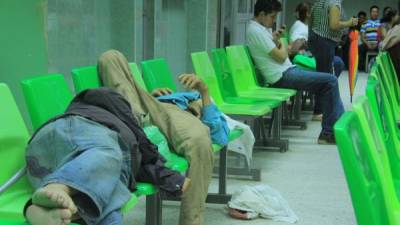 Entre las 11:00 pm y 3:00 am, los familiares de pacientes buscan cualquier rincón, ya sea en la sala o fuera de ella, para descansar un poco.