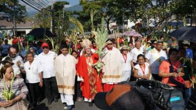 La feligresía católica durante la procesión de hoy Domingo de Ramos en San Pedro Sula.