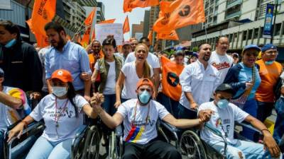 Lilian Tintori, esposa de Leopoldo López, organizó una multitudinaria manifestación con los opositores venezolanos en huelga de hambre, el pasado sábado.