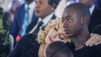 Madonna llegó con sus cuatro hijos adoptados a la inauguración de un ala pediátrica financiada por su organización caritativa en Malaui En la foto se ve a la estrella descansando sobre hombro de su hijo David Banda, a quien adoptó en 2006.