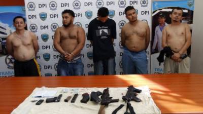 Un enfrentamiento en una parada de buses de la colonia Planeta, de La Lima, dejó detenidos a cinco supuestos pandilleros de la 18, a quienes les decomisaron dos fusiles de guerra de uso prohibido y una pistola calibre nueve milímetros.