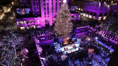 La temporada navideña quedó oficialmente inaugurada en el mundo con el tradicional encendido en Nueva York del Centro Rockefeller, un acto que tiene ya 85 años de antigüedad y que marca el comienzo de las festividades navideñas en EEUU.