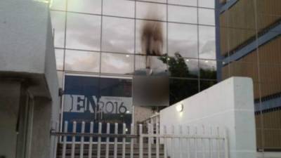 Con bombas y excremento atacaron la sede del principal diario venezolano.