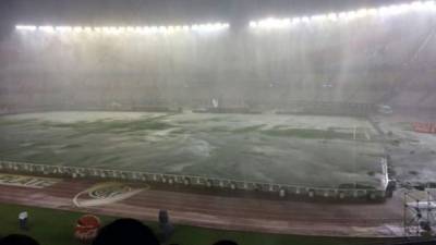 El césped del Monumental se ve colmado de agua por las intensas lluvias.