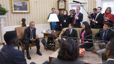 Seis jóvenes inmigrantes narraron su experiencia de vivir sin documentos en los Estados Unidos al presidente Obama.