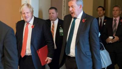 El Secretario de Relaciones Exteriores británico Boris Johnson camina con el ahora exembajador Británico en los Estados Unidos, Sir Kim Darroch, luego de una reunión en Capitol Hill en Washington, DC, EE. UU., EFE / EPA / MICHAEL REYNOLDS / Archivo.