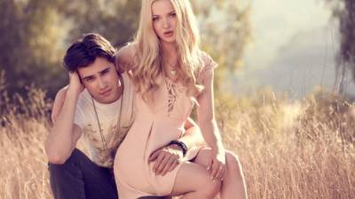 Ryan McCartan y Dove Cameron son una de las parejas juveniles más atractivas.