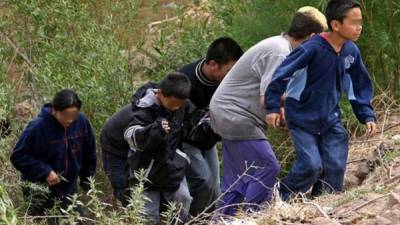 Decenas de niños migrantes intentan cruzar la frontera entre México y Estados Unidos en busca del sueño americano.