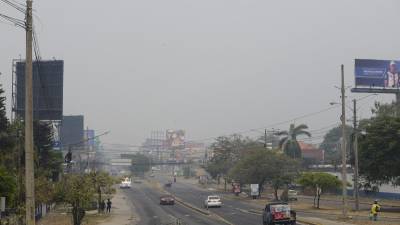El humo tóxico en el ambiente y un terrible calor infernal azotan San Pedro Sula este lunes 13 de mayo de 2024.