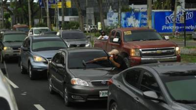 De los siete puntos identificados por el 911, LA PRENSA solo observó presencia policial cerca del semáforo de la 10 calle, avenida Circunvalación del Barrio Río de Piedras, mientras que en el semáforo de 7 calle del barrio Los Andes estuvo desprotegido todo el día a pesar que en dicho sector ocurrió un asalto este viernes. A las 3:00 pm instalaron un retén de ocho agentes. Foto de la Fuente Luminosa.