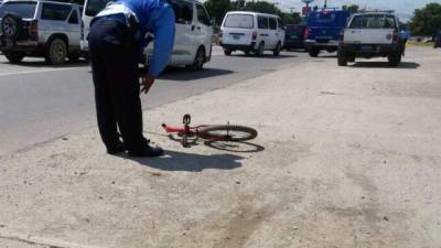 El cuerpo quedó tendido a orilla de la calle.