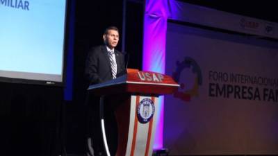 Figura. Alberto Bográn, directivo del Cohep, mientras da el mensaje de bienvenida en el Foro Internacional de Empresas Familiares.