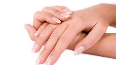 En las uñas de las manos puede detectarse un tipo de cáncer de piel.
