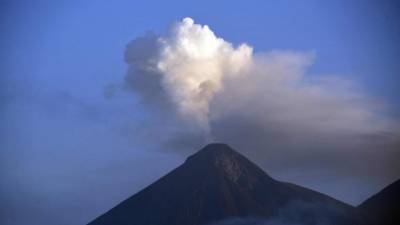 La ceniza se desplaza hasta una distancia de 25 kilómetros al noroeste y norte del edificio volcánico. Foto: AFP