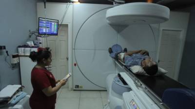 Un paciente en la Liga contra el Cáncer es sometido a un tratamiento con radioterapia. Foto: Wendel escoto