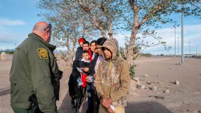Un grupo de migrantes es procesado por la Patrulla Fronteriza tras cruzar la frontera sur de Estados Unidos.