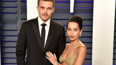 Karl Glusman y Zoë Kravitz se casaron en Francia en junio de 2019.