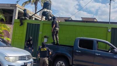 Agentes de la DLCN durante los allanamientos en Tegucigalpa.