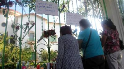 Los seguidores del fallecido cantante mexicano Juan Gabriel se reunieron frente a la casa del artista en Oaxaca.
