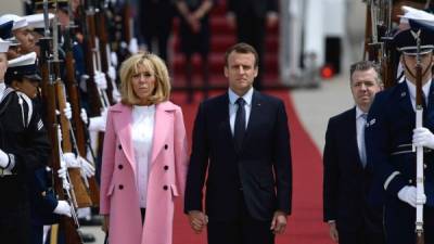 El presidente francés Emmanuel Macron, y su esposa Brigitte Macron. AFP