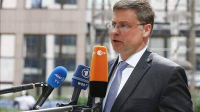 El vicepresidente de la Comisión Europea (CE) para el Euro, Valdis Dombrovskis, durante el encuentro extraordinario de ministros de Finanzas y Economía de la eurozona, en la sede del Consejo Europeo en Bruselas, Bélgica.