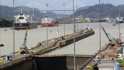 Vista general de la esclusa de Miraflores en el Canal de Panamá este jueves 2 de enero de 2013. EFE