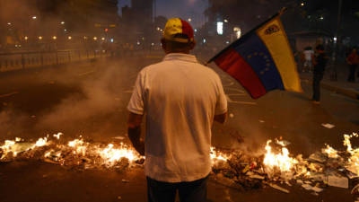 Los venezolanos continuaron hoy en las calles de todo el país en protestas contra el Gobierno de Nicolás Maduro que tras nueve días dejan un balance oficial de ocho muertos y más de un centenar de heridos, mientras la defensa del líder opositor Leopoldo López anunció que pedirá su liberación.